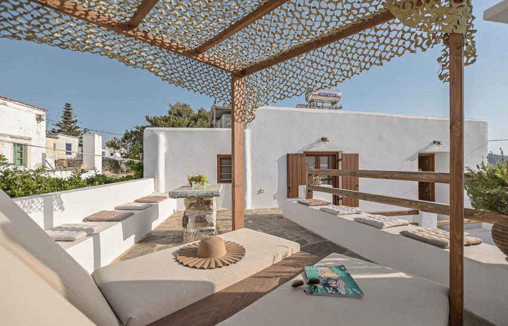 A seating area at Memorias Sangri Naxos