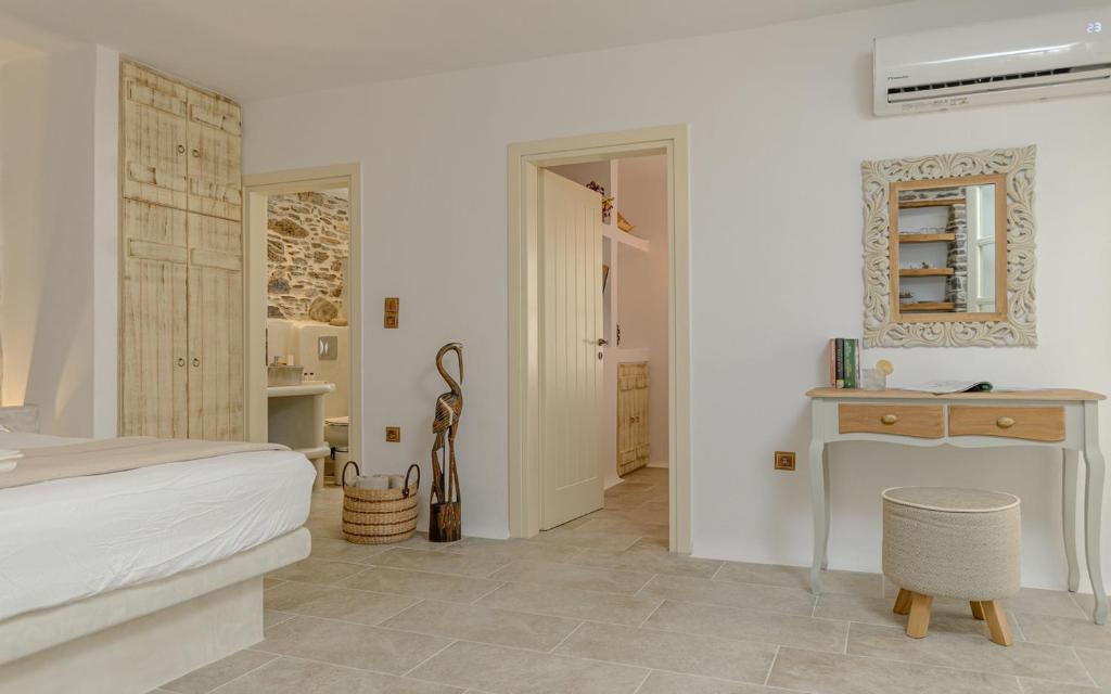 A bathroom at Memorias Sangri Naxos