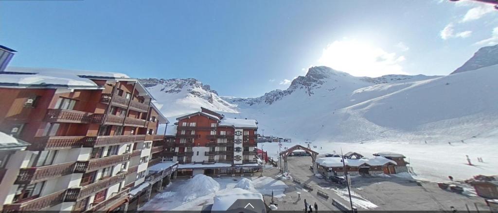 a view of a ski resort with snow covered mountains at Tignes rond point des pistes vue panoramique au soleil in Tignes