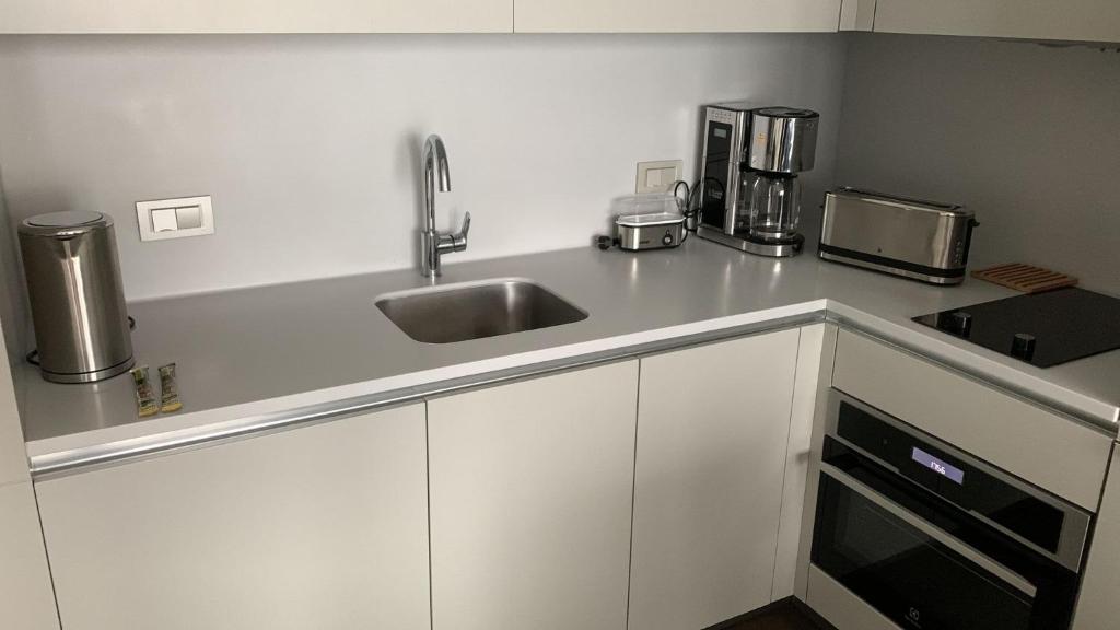 A kitchen or kitchenette at Residence Retro9 B-Blok Ataköy Apart 2 Rooms WIFI Pool Istanbul