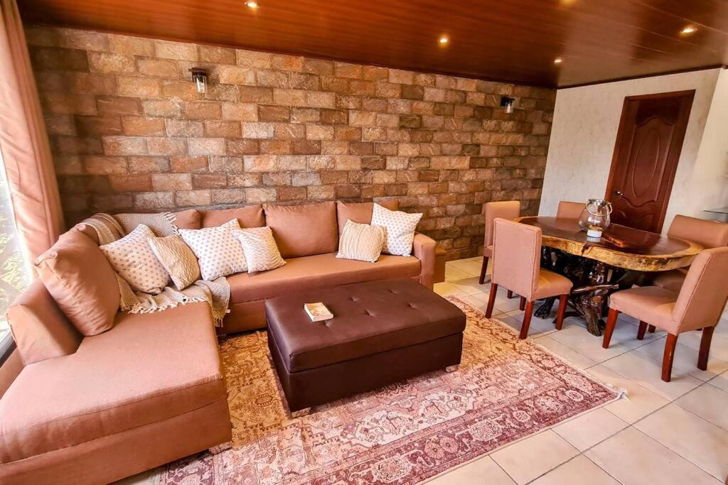 Posezení v ubytování Cabaña con Espectacular Vista y Piscina Climatizada