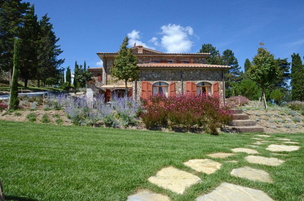 a house with a garden in front of it at Tenuta Macetona in Celle sul Rigo