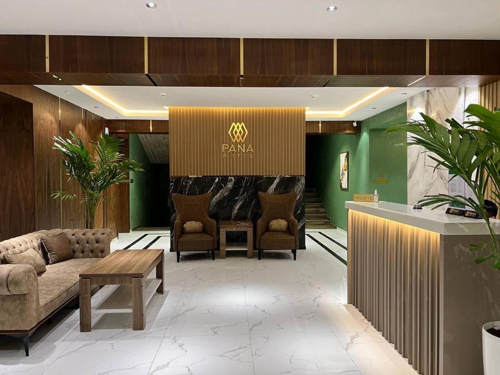 Un vestíbulo con un sofá y sillas y una mesa. en PANA HOTEL, en Nukus