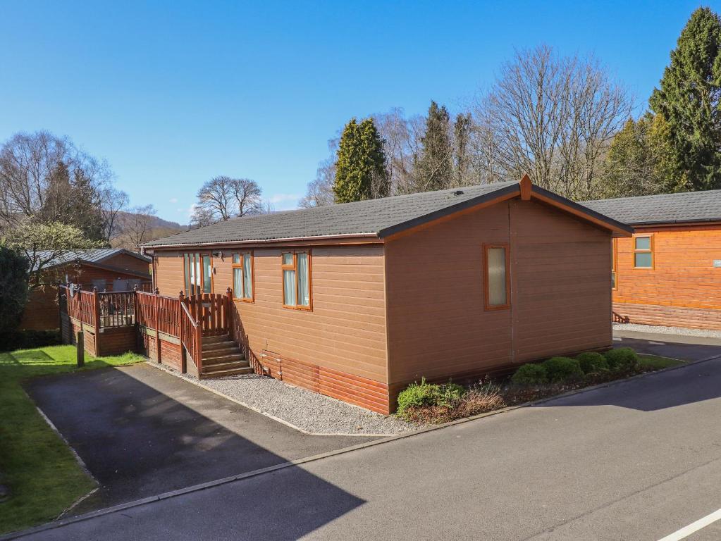 een klein huis met een trap naast een straat bij Lady Landless Lodge in Windermere