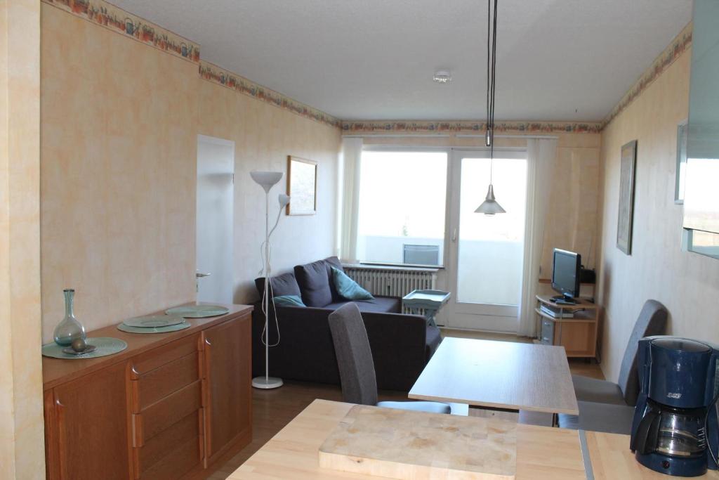 ein Wohnzimmer mit einem Sofa und einem TV in der Unterkunft Ferienwohnung L435 für 2-4 Personen an der Ostsee in Schönberg in Holstein