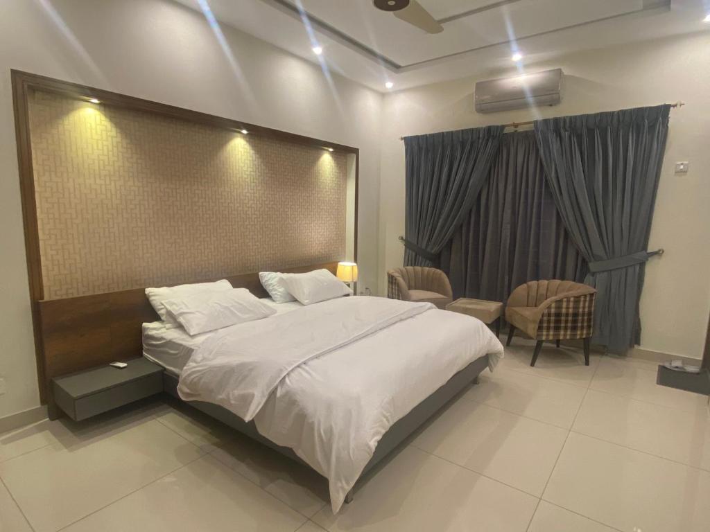 En eller flere senger på et rom på Luxury Guest House in Bahria Town