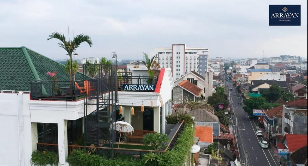 ariaal uitzicht op een stad met gebouwen en een straat bij Arrayan Malioboro Syariah in Yogyakarta