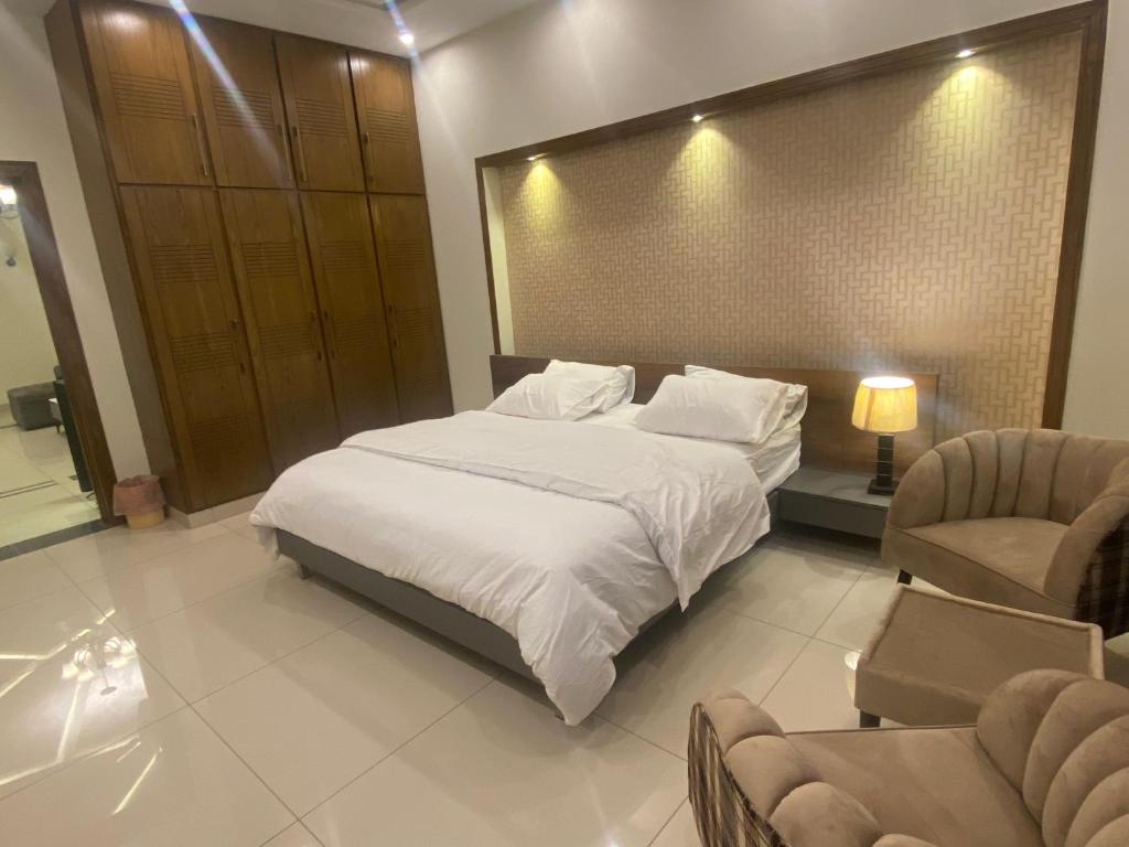 Luxury Guest House in Bahria Town - Kingkamer