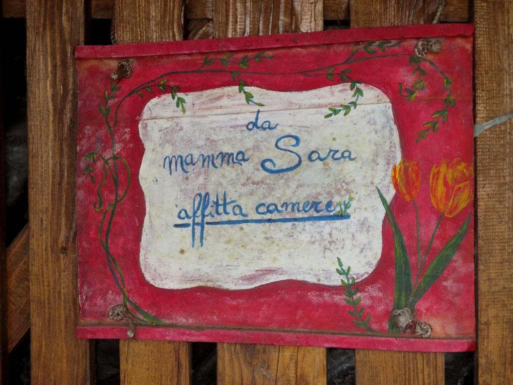 a painting of a sign with flowers on it at Affittacamere DaMammaSara in Rignano sullʼArno