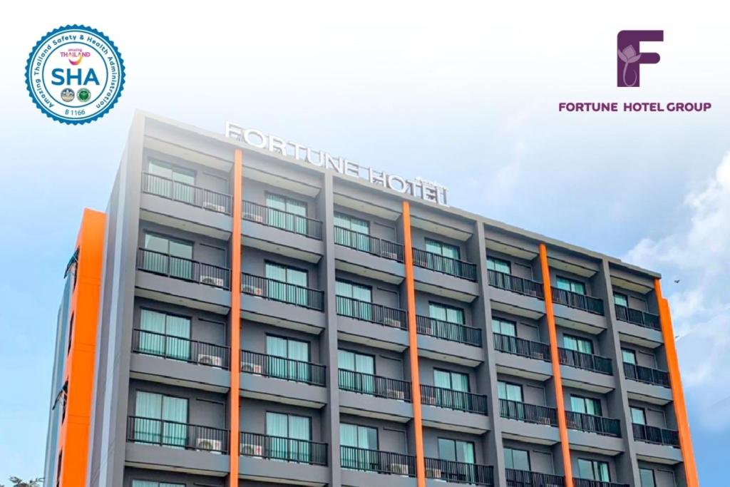 un edificio con el logotipo de un hotel en funciones en Fortune Hotel Buriram en Buriram