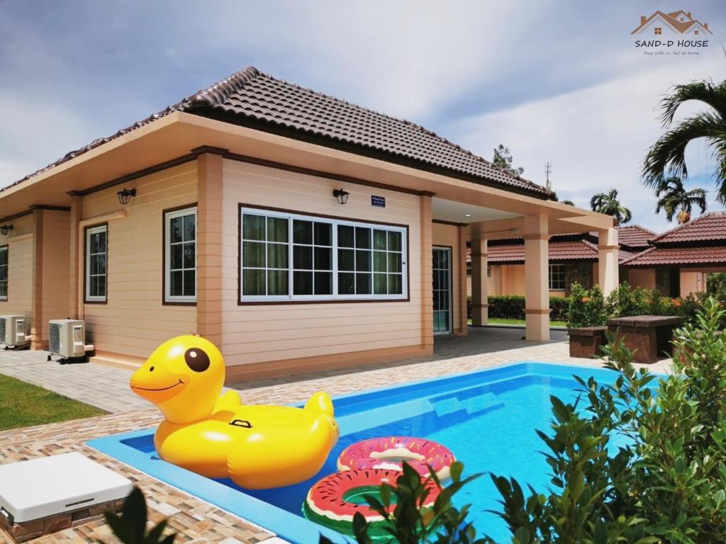 בריכת השחייה שנמצאת ב-Sand-D House Pool villa B30 at Rock Garden Beach Resort Rayong או באזור