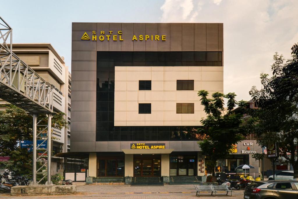 un bâtiment avec un panneau sur son côté dans l'établissement SRTC Hotel Aspire, à Ahmedabad