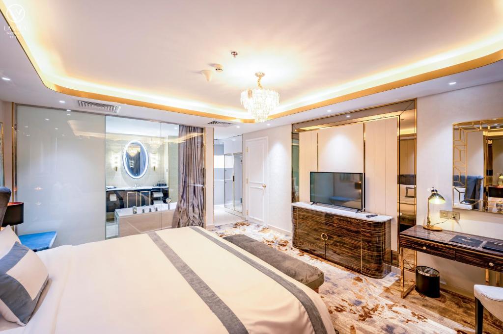 TV/trung tâm giải trí tại La Vela Saigon Hotel