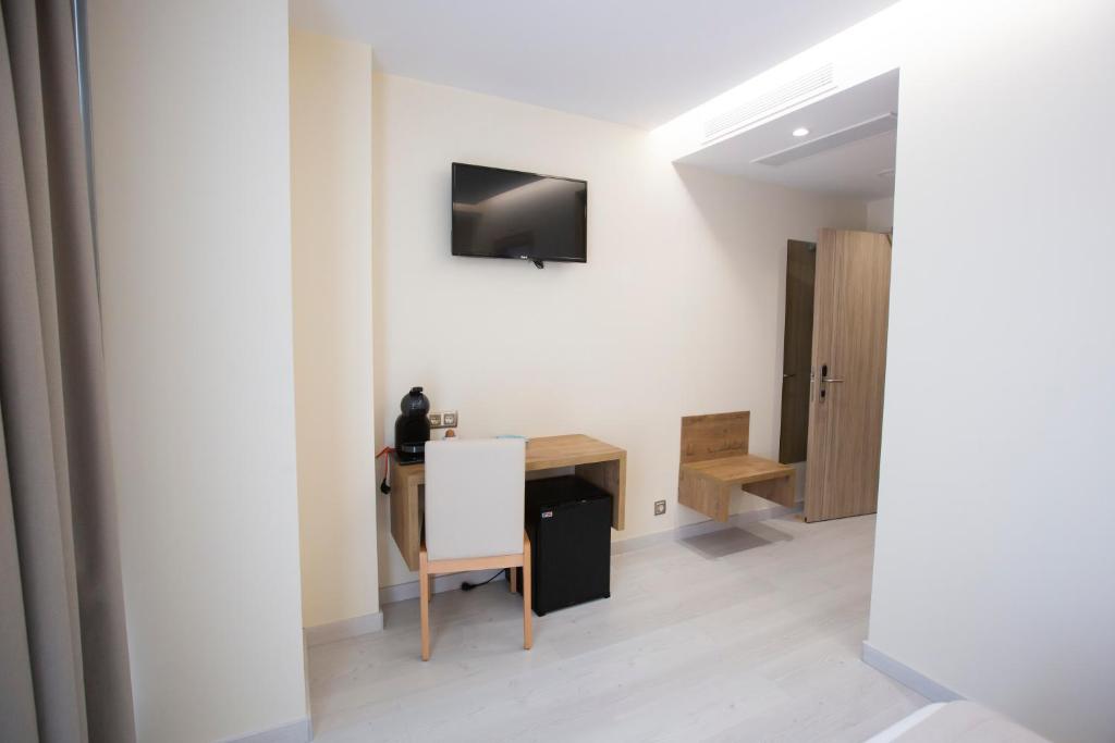 A television and/or entertainment centre at Hotel Boutique O Náutico Laxe