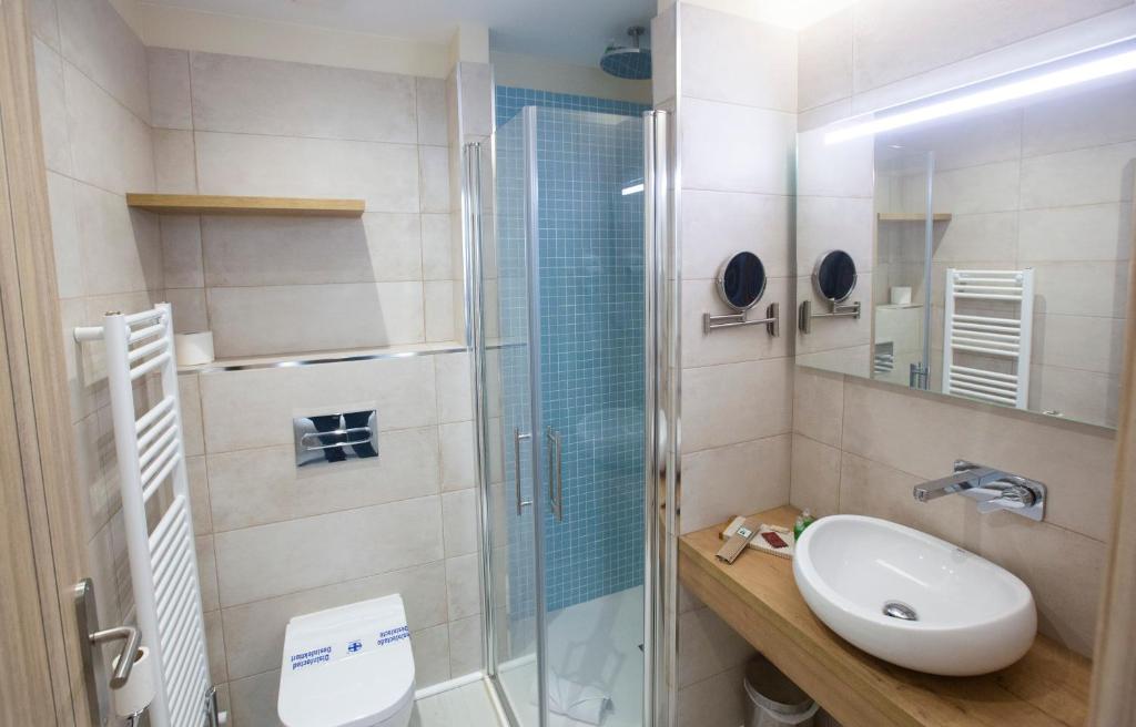A bathroom at Hotel Boutique O Náutico Laxe