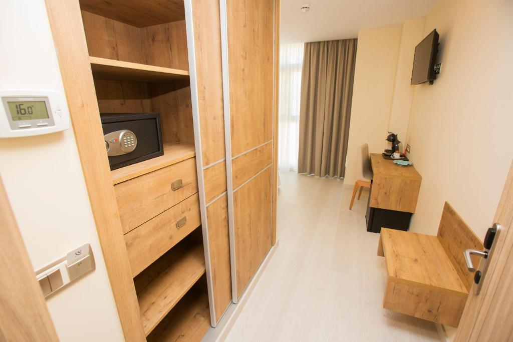 A television and/or entertainment centre at Hotel Boutique O Náutico Laxe