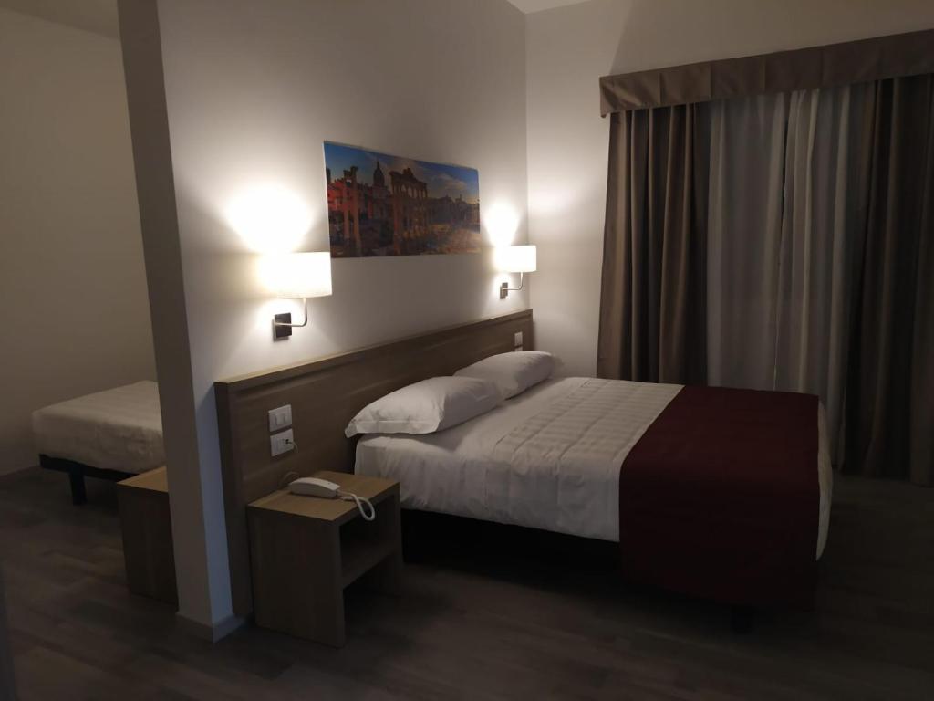 een hotelkamer met een bed en een raam bij Hotel Nova Domus Aurelia in Rome