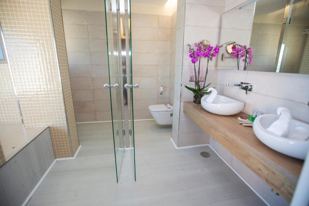 A bathroom at Hotel Boutique O Náutico Laxe