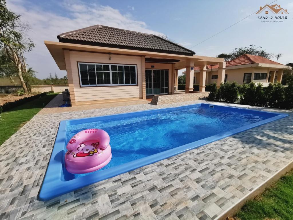 בריכת השחייה שנמצאת ב-Sand-D House Pool Villa A3 at Rock Garden Beach Resort Rayong או באזור
