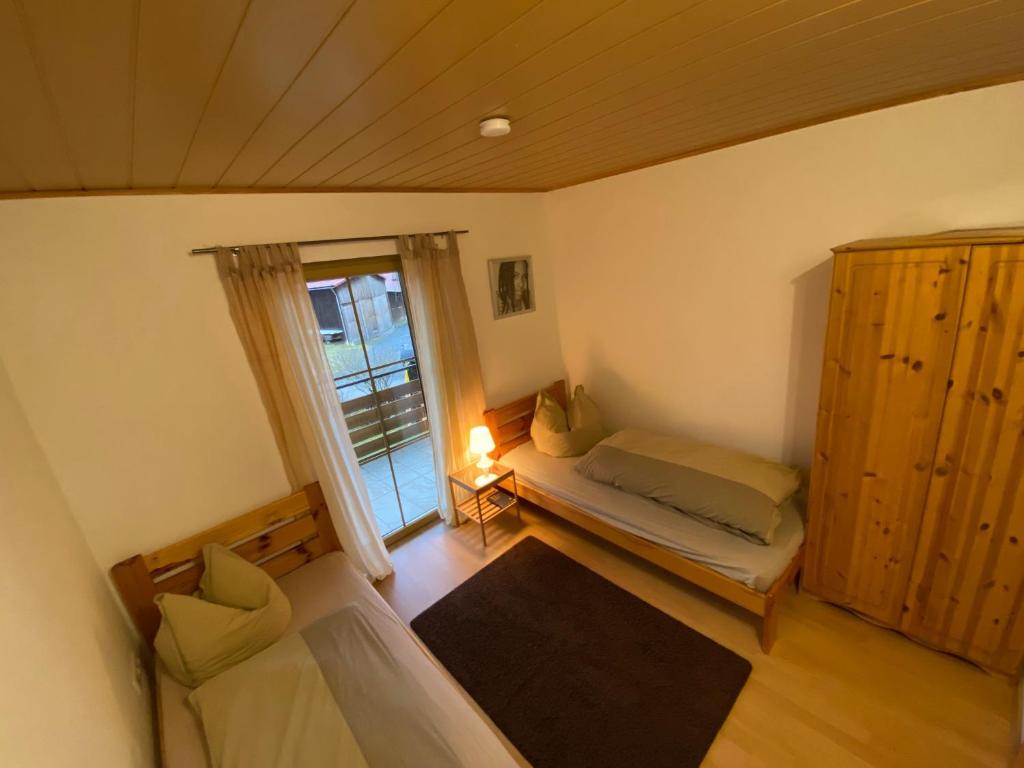 Habitación pequeña con cama y ventana en Neubauernhof en Schwarzenbruck