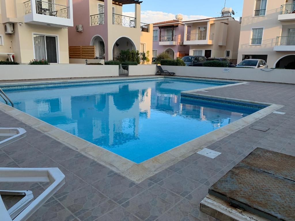 een zwembad voor een appartementencomplex bij Appartement Limnos Gardens in Paphos City
