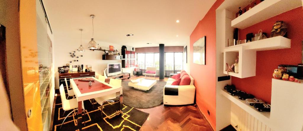 un soggiorno con pareti rosse e una cucina con scrivania di TheLBhome-Moderno duplex con terrazas wifi-Netflix a La Coruña