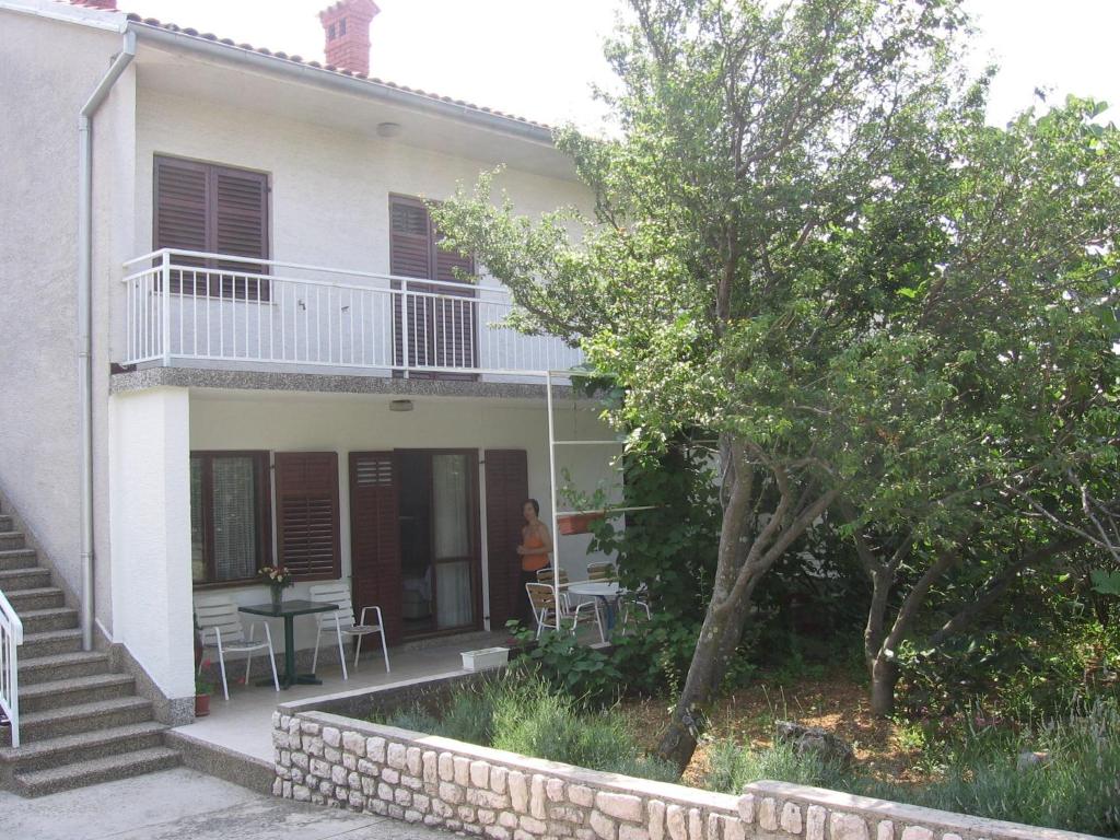 Casa con balcón, mesa y sillas en Apartment Kalvarija, en Novi Vinodolski