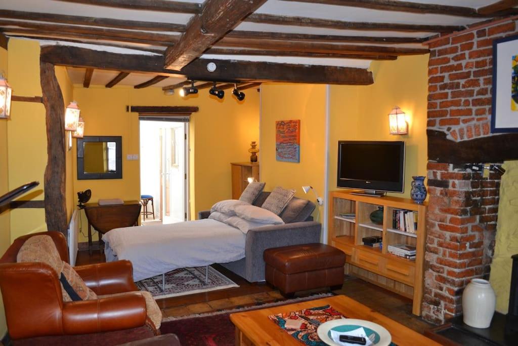 Spacious ground floor apartment. No 1A The Stables
