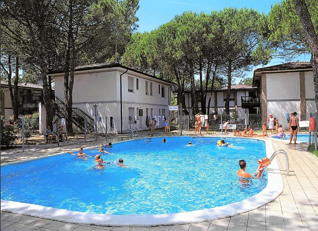 grupa ludzi w basenie w obiekcie Green Holiday Village with Pool w Bibione