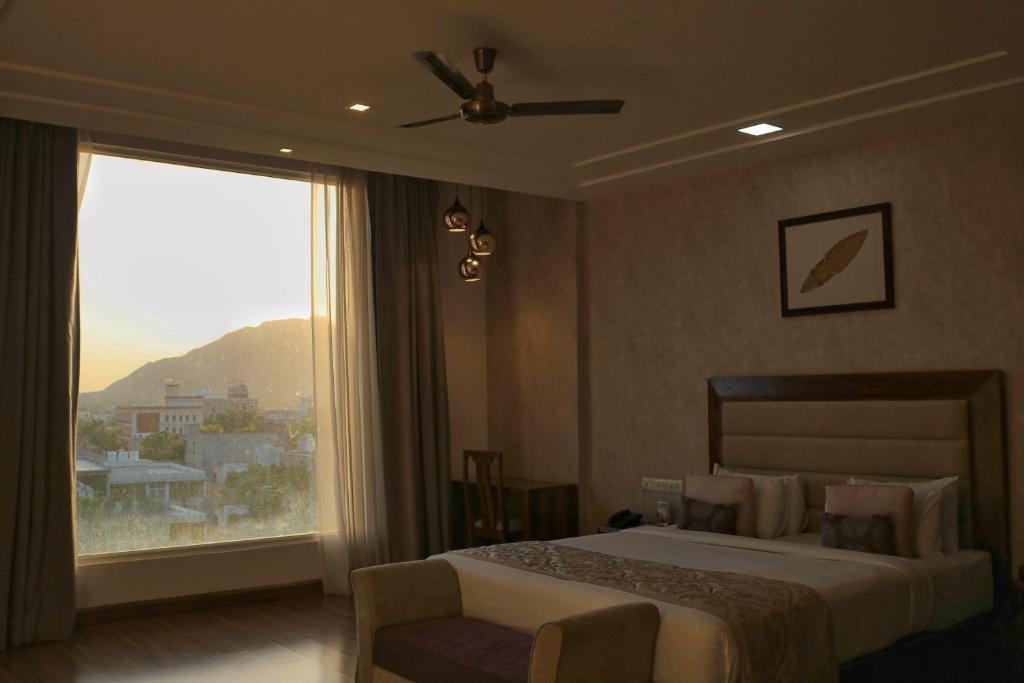 Postel nebo postele na pokoji v ubytování Brahma Horizon Hotel & Spa - Pushkar