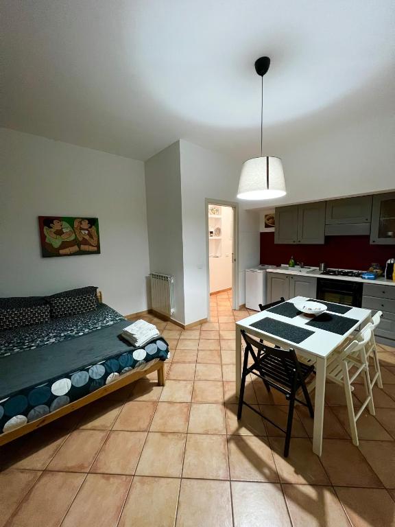 pokój z łóżkiem, stołem i kuchnią w obiekcie Etna Holidays Home SereLeo w mieście Santa Venerina