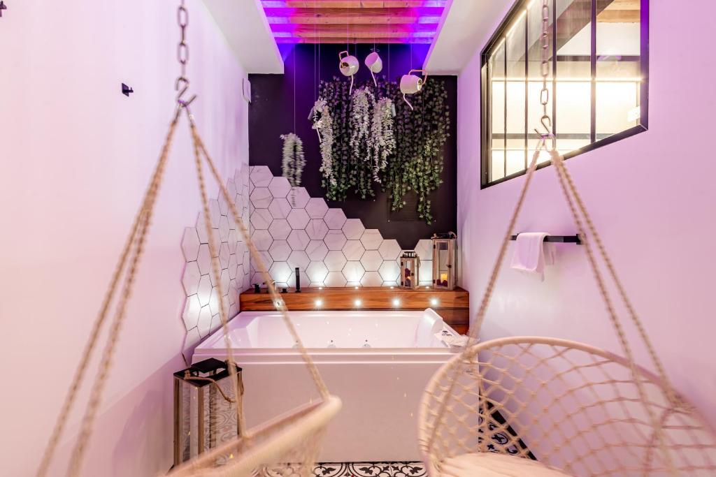 - une salle de bains avec une balançoire dans une chambre dans l'établissement SWEET LEONE JACUZZI PLACE TERREAUX, à Lyon
