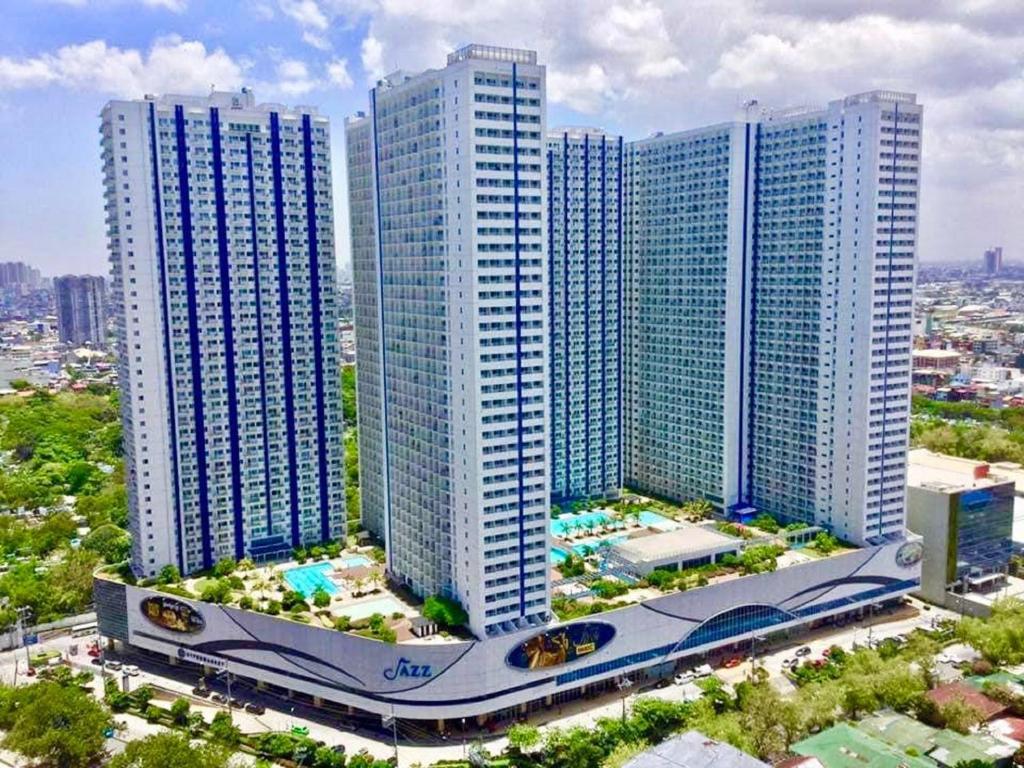 Pemandangan umum bagi Manila atau pemandangan bandar yang diambil dari apartmen