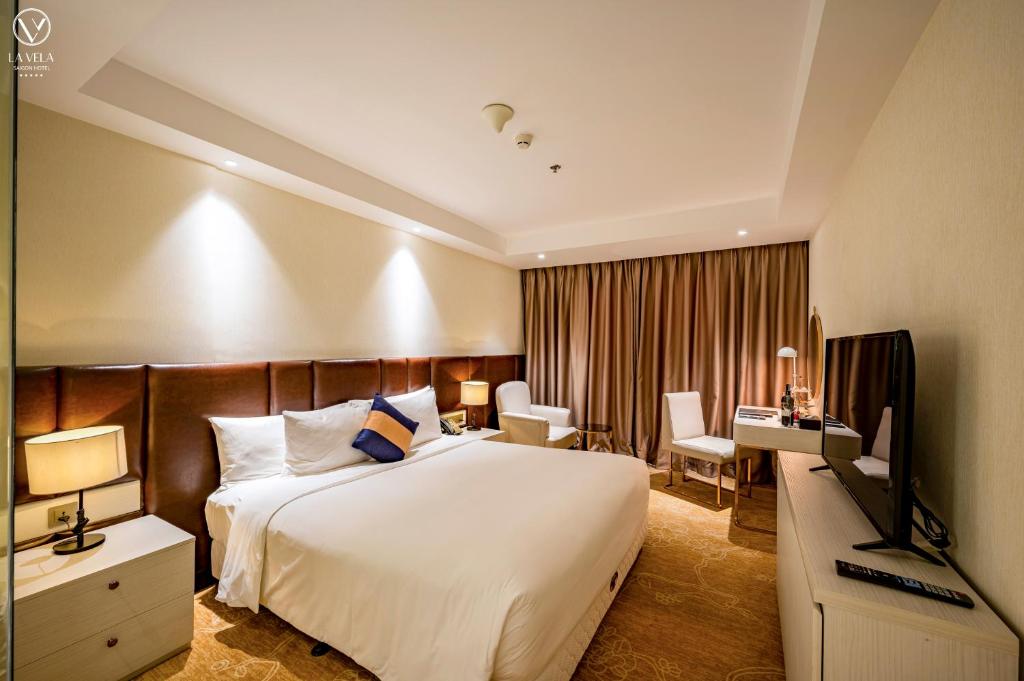 Giường trong phòng chung tại La Vela Saigon Hotel