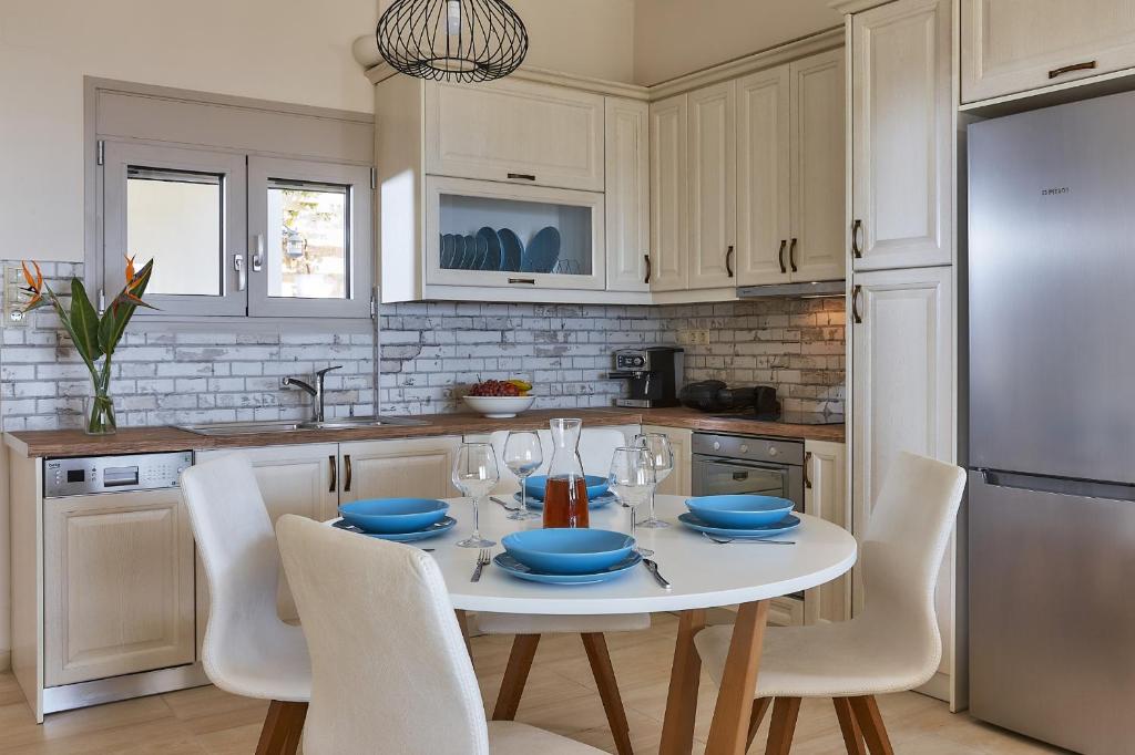 A kitchen or kitchenette at Elkysti Crete