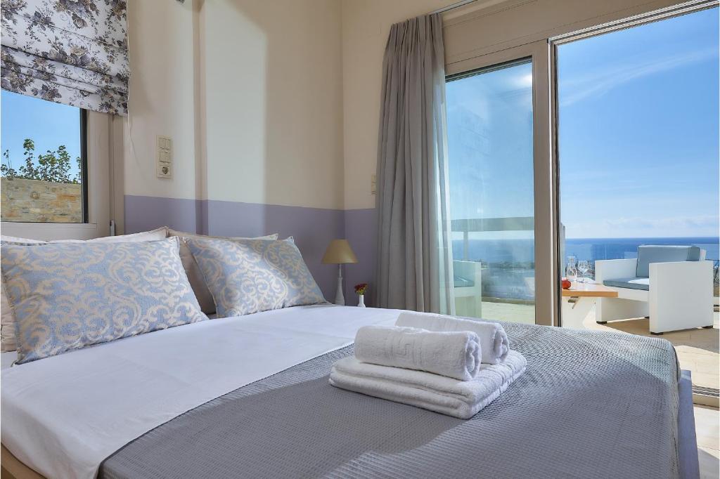 A bed or beds in a room at Elkysti Crete