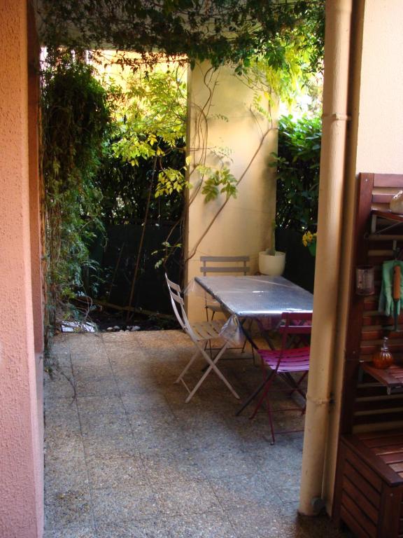 d'une table et de chaises assises sur une terrasse avec dans l'établissement T4 proche Hypercentre, box auto privé et loggia, à Toulouse