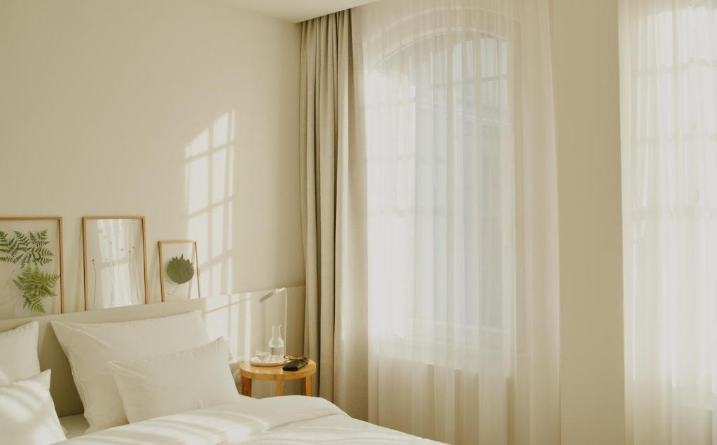 Postel nebo postele na pokoji v ubytování Wilmina Hotel