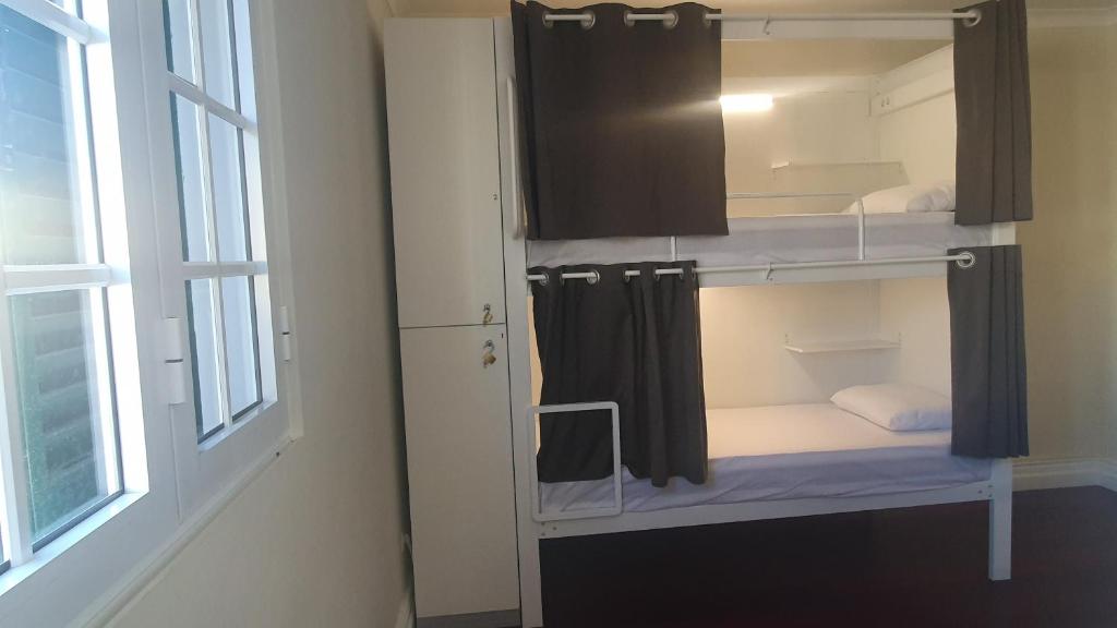 Palanda nebo palandy na pokoji v ubytování BRUMA HOSTEL