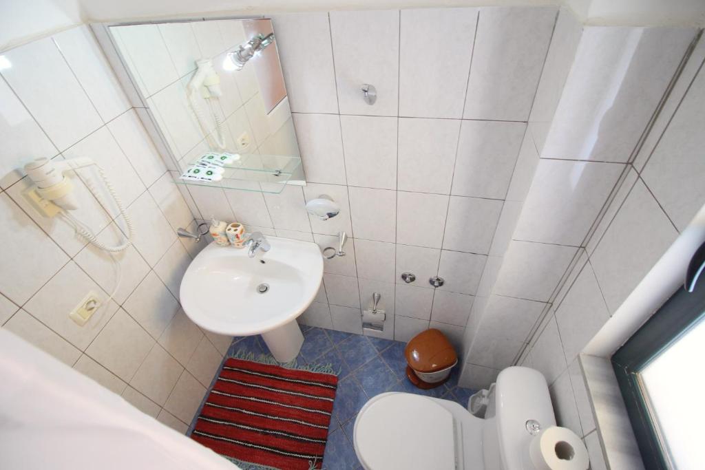 Koupelna v ubytování Olympia Hotel