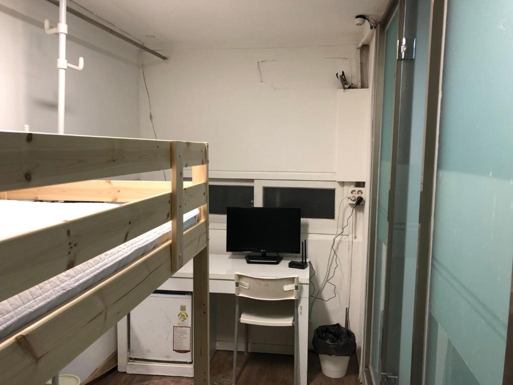Hostel Metro - Twin Room With Private Bathroom