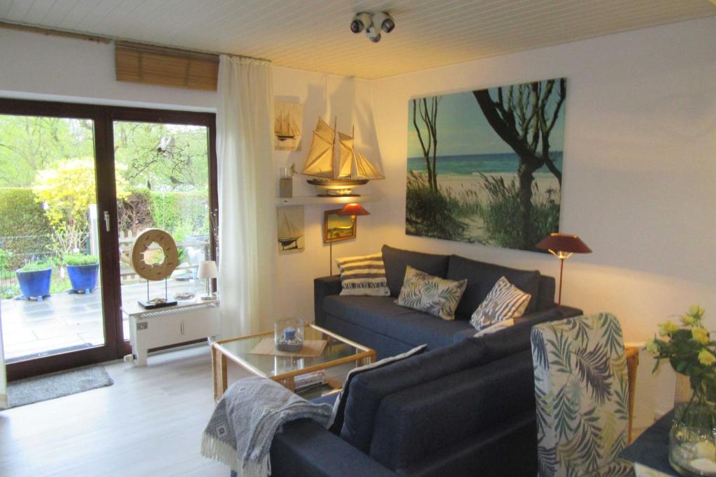 una sala de estar con un sofá y una mesa en Luett Hues, en Scharbeutz