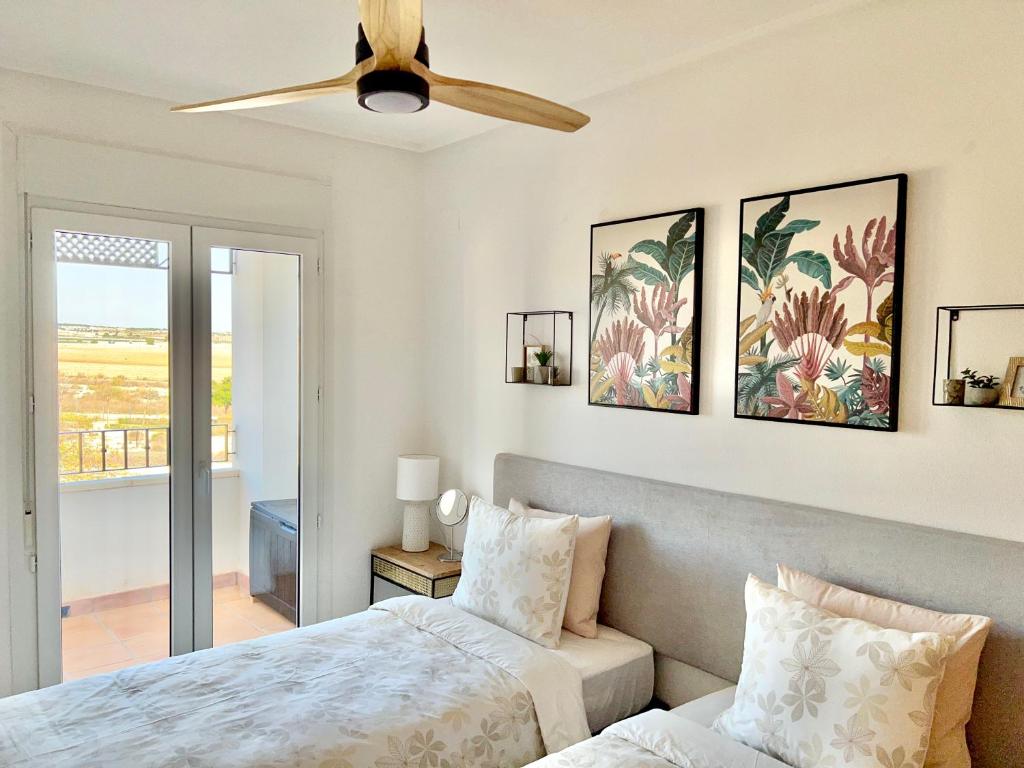Postel nebo postele na pokoji v ubytování Casa Hacienda Riquelme Golf Resort