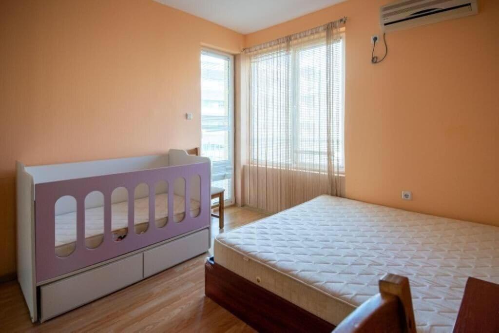 Spacious family friendly apartment - 5 min from the beach!