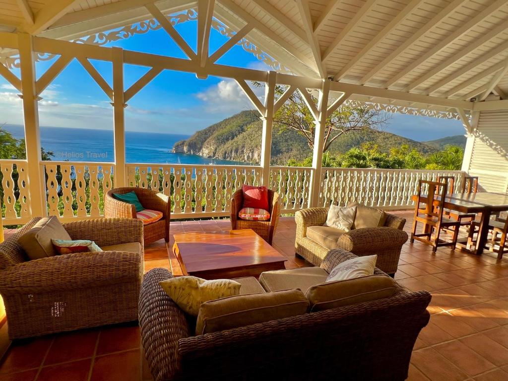 a living room with couches and a table at Villa Le Refuge du Pirate in Deshaies