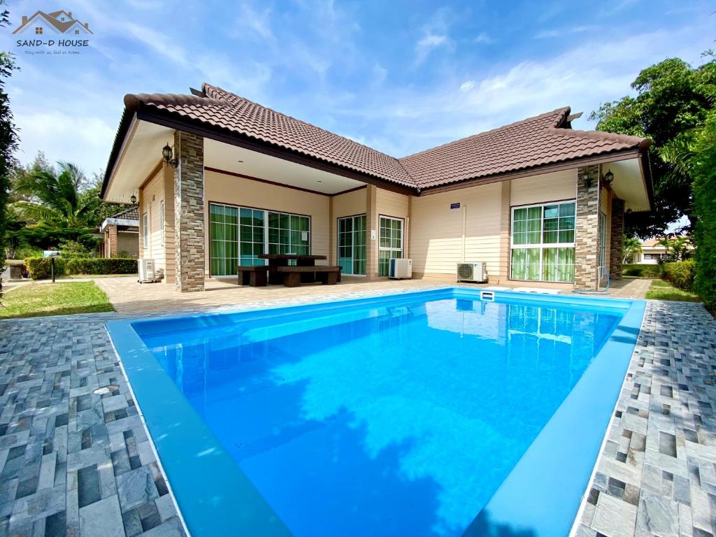 uma piscina em frente a uma casa em Sand-D House Pool Villa A13 at Rock Garden Beach Resort Rayong em Mae Pim