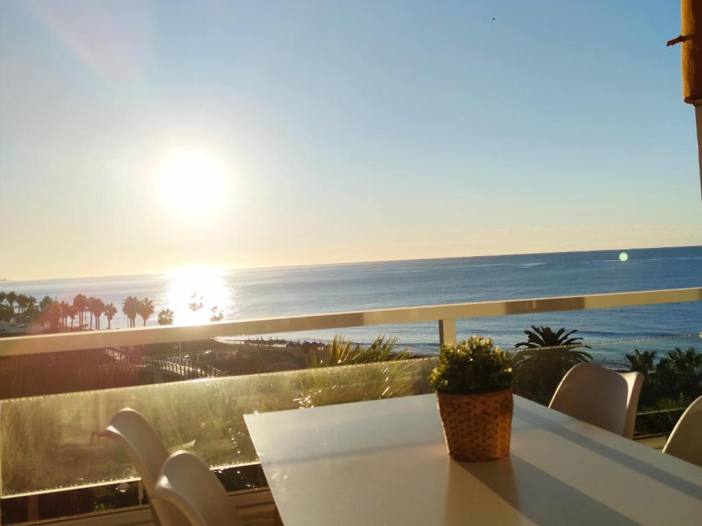 una mesa y sillas con vistas al océano en Apartamento Ohana, Costa del Sol en Algarrobo-Costa