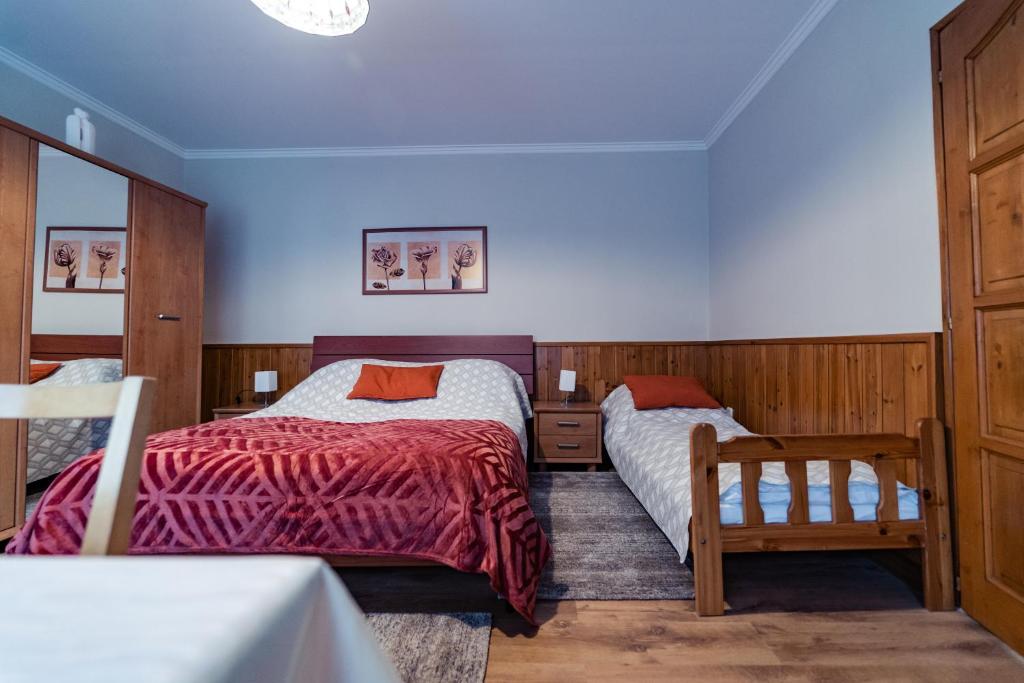 Posteľ alebo postele v izbe v ubytovaní Estike Apartman