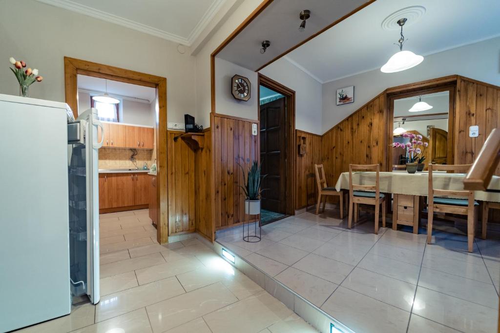 Kuchyňa alebo kuchynka v ubytovaní Estike Apartman