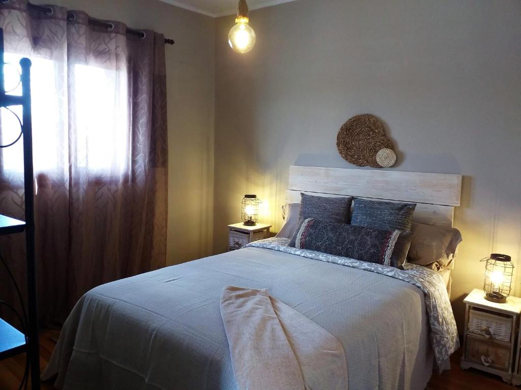 A bed or beds in a room at Las Casitas Masdache